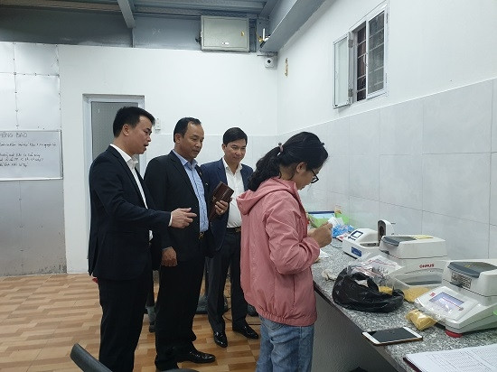 Ông Lê Văn Toản, Trưởng đoàn thẩm định số 15 đến trực tiếp phòng xử lý các sản phẩm thức ăn chăn nuôi của CNC trước khi xuất kho