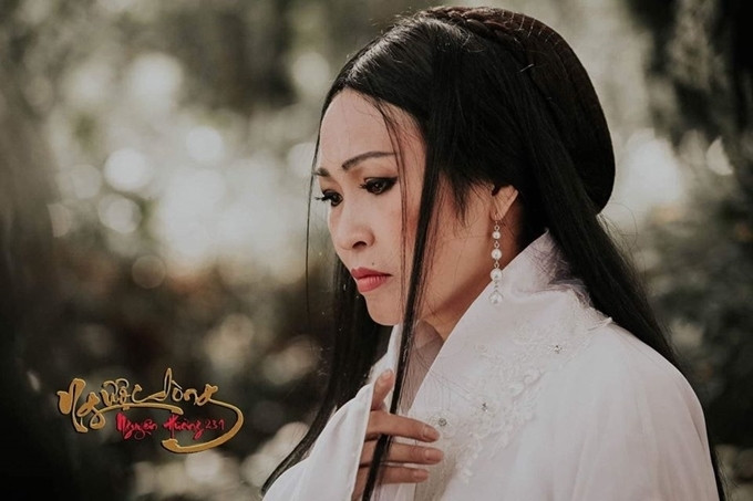 Phương Thanh mặc đồ cổ trang trong dự án phim ca nhạc Ngược dòng Nguyên Hương do cô sản xuất và đóng chính. 