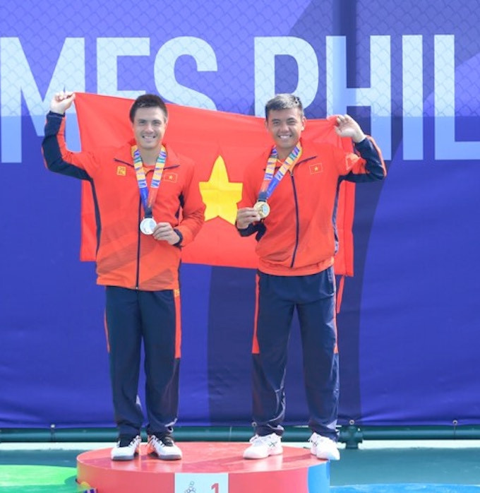Daniel Cao Nguyễn và Hoàng Nam trên bục nhận huy chương - Ảnh: Đức Cường