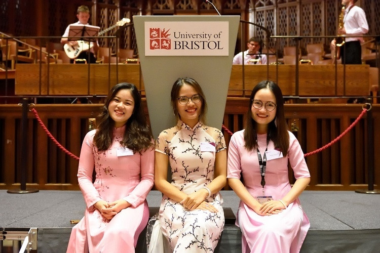 Nguyễn Thị Ngọc Lan (bên phải) cùng hai sinh viên Việt Nam tại Đại học Brishtol. Ảnh: Fanpage University of Bristol.