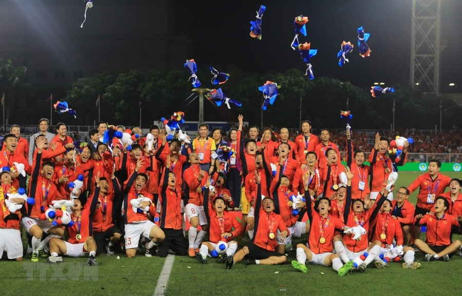 Đội U22 Việt Nam nhận chiếc huy chương Vàng lịch sử môn bóng đá nam tại SEA Games. (Ảnh: Hoàng Linh/TTXVN)