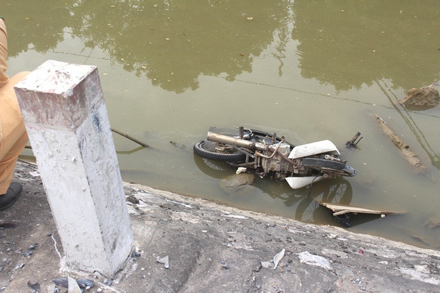 Hải Dương: Phát hiện xe máy nằm dưới mương nước nhưng không thấy nạn nhân - Ảnh 2.