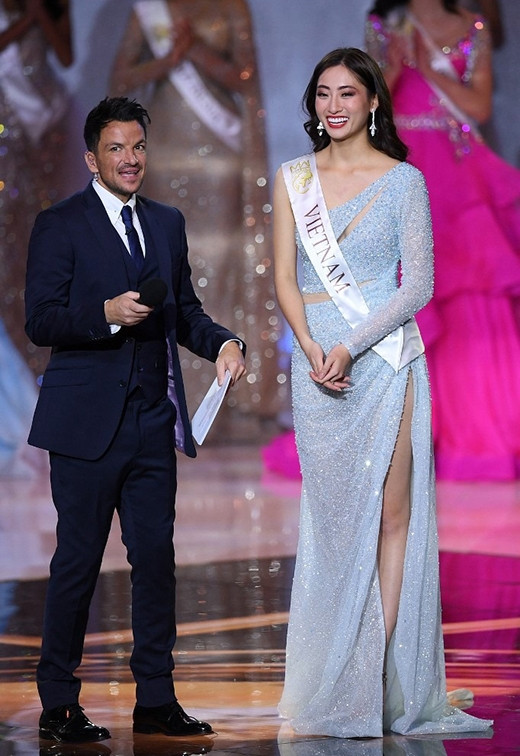 Lương Thùy Linh nghẹn ngào khi lọt vào Top 12 Miss World 2019. Ảnh: AFP.