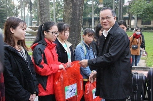 Trường Đại học Nông lâm (Đại học Huế) tặng quà, thuê ôtô chở sinh viên về quê đón Tết Kỷ Hợi 2019. Ảnh: Võ Thạnh