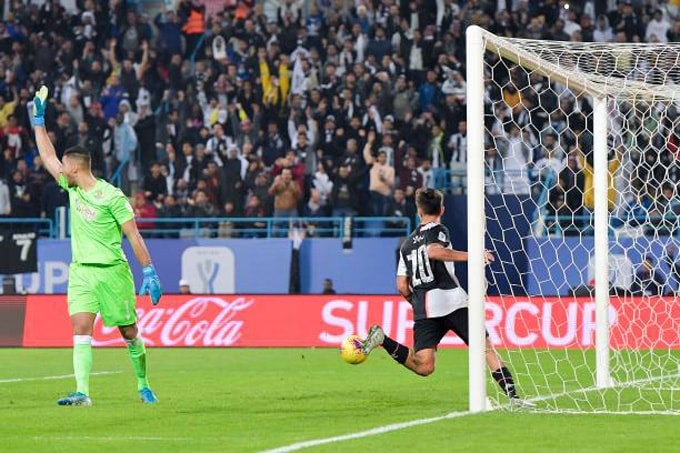 Mãi tới phút 45, Dybala mới gỡ hòa 1-1