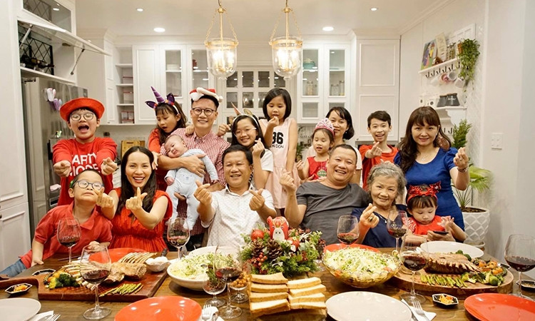 Năm nay gia đình anh trai ca sĩ Hoàng Bách từ châu Âu về Việt Nam vì vậy anh tổ chức tiệc đón Noel tại nhà cho ấm cúng. Cả gia đình hân hoan và vui vẻ khi được đón một mùa lễ hội an lành, tưng bừng, Hoàng Bách nói. Ảnh: H.B