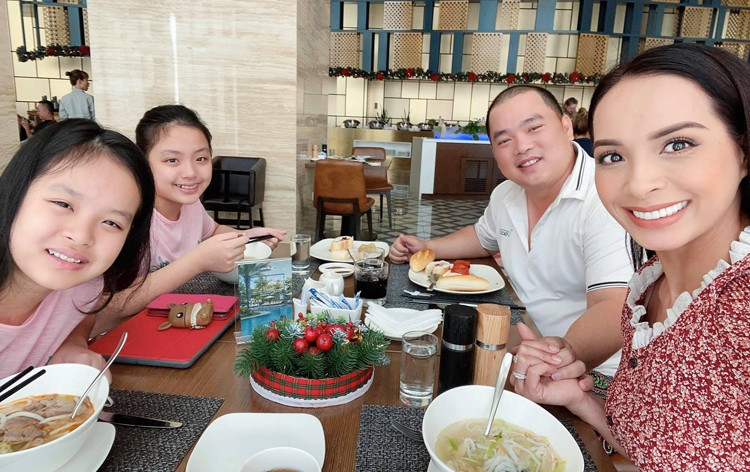 Vợ chồng Thúy Hạnh - Minh Khang cùng hai con gái đón lễ hội cuối năm ở đảo Phú Quốc (Kiên Giang). Cựu người mẫu chia sẻ cả hai tổ chức một show diễn ở nơi đây nên kết hợp 