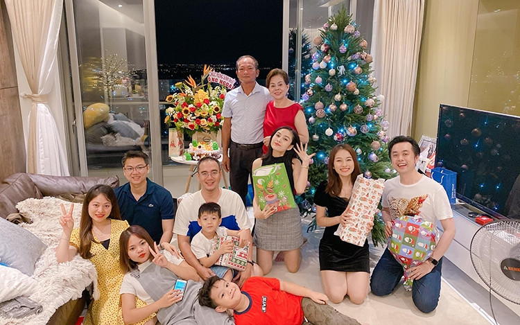 Dương Khắc Linh mừng Giáng sinh cùng gia đình vợ - ca sĩ Sara Lưu - tại TP HCM. Cả nhà nhạc sĩ tổ chức nấu nướng ăn tiệc cũng như tặng quà, dành những lời chúc tốt đẹp cho nhau.