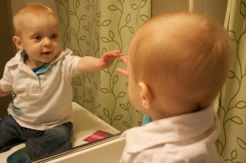 Chơi trước gương giúp trẻ có trải nghiệm tích cực. Ảnh:  Kona Gallagher / Flickr.