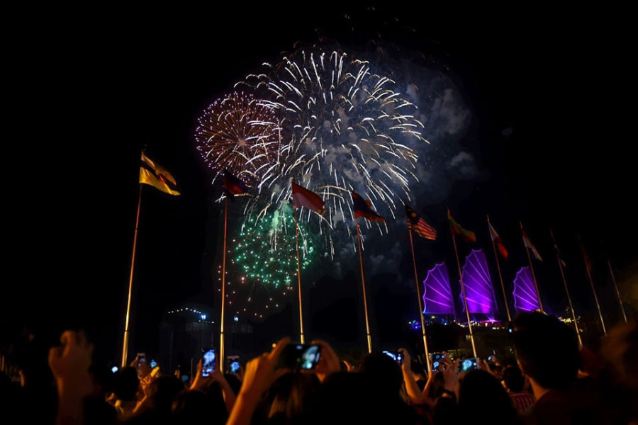 Người dân đổ ra đường xem pháo hoa, chào đón năm mới 2020 - Ảnh 5.