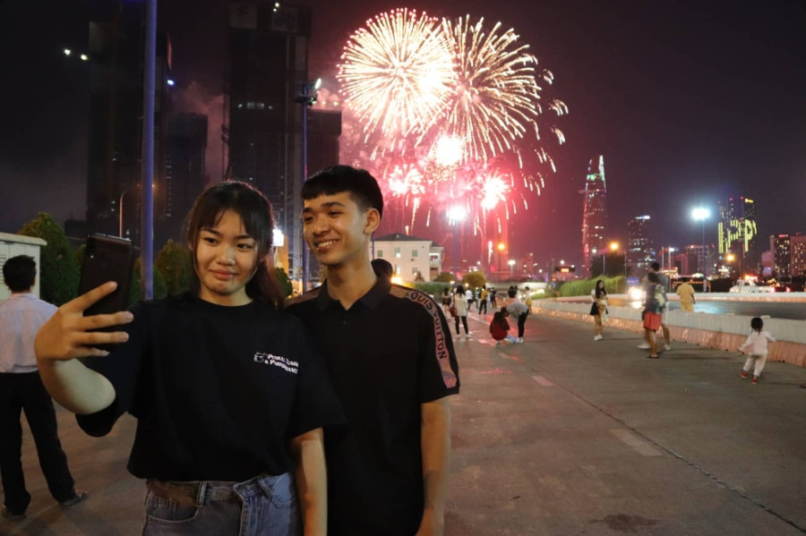 Người dân đổ ra đường xem pháo hoa, chào đón năm mới 2020 - Ảnh 10.