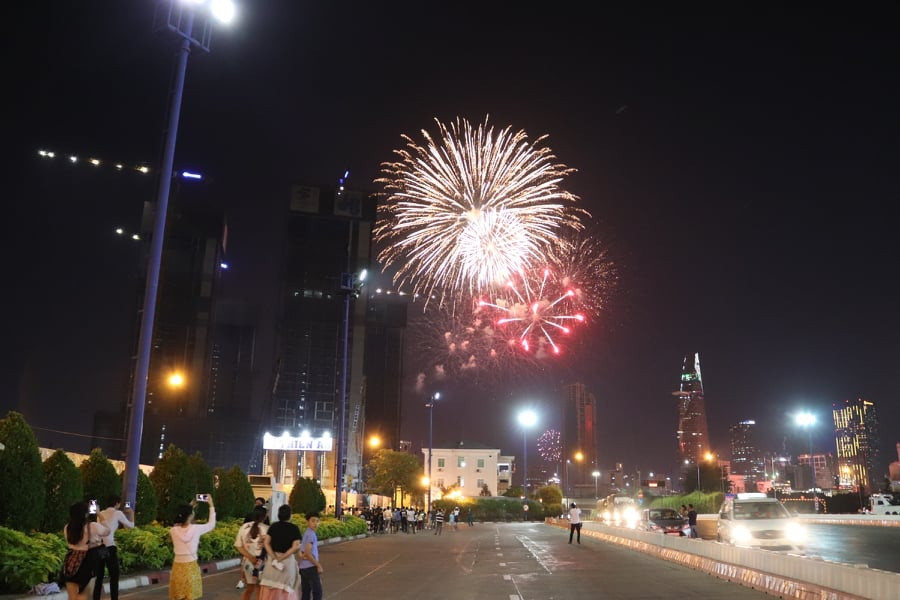 Người dân đổ ra đường xem pháo hoa, chào đón năm mới 2020 - Ảnh 11.