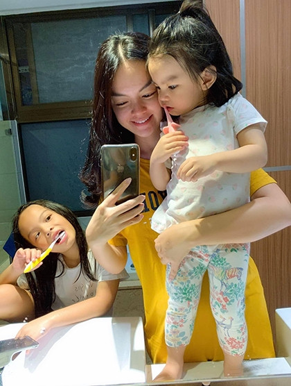 Phạm Quỳnh Anh chia sẻ hình ảnh bên hai con gái và viết: Đây là thành quả lớn nhất trong một thập kỷ của tôi.
