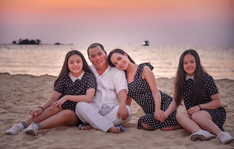 Thúy Hạnh chia sẻ hình ảnh đón năm mới bên gia đình tại đảo Phú Quốc (Kiên Giang). Cô chúc khán giả đón năm Canh Tý may mắn, hạnh phúc. 