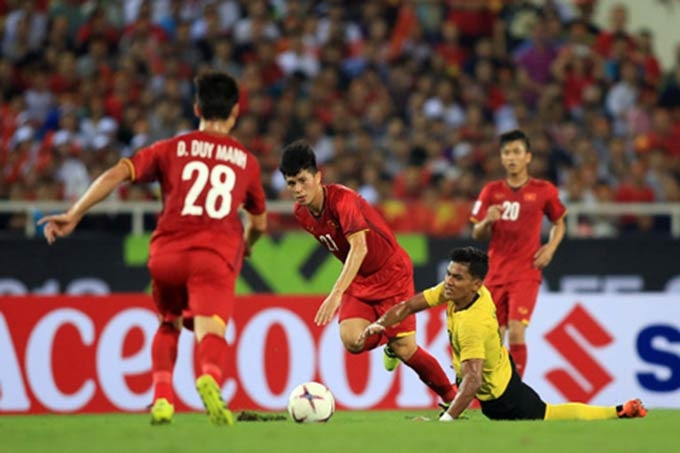 Đình Trọng khiến các cầu thủ Malaysia bất lực 