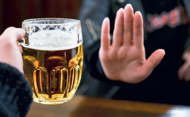 Rượu bia và đồ uống có cồn nói chung ngăn cơ thể đốt cháy chất béo và chứa hàm lượng calo cao. Ảnh: Only My Health