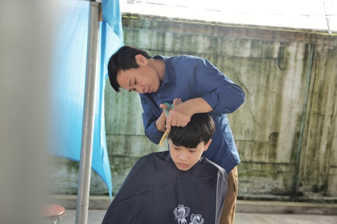 Học sinh nghèo thích thú với tiệm cắt tóc 0 đồng tại trường của thầy giáo ở Hà Tĩnh - ảnh 3
