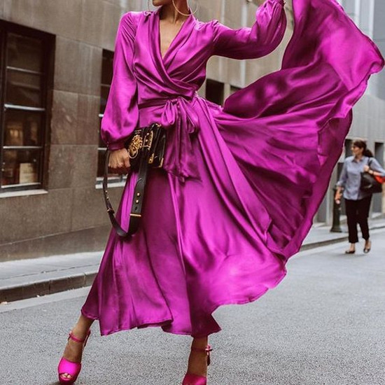 Váy tím hồng cho các nàng yêu gam màu mộng mơ, phong cách hoà trộn nữa nét đẹp hiện đại và cổ điển. Đây là kiểu trang phục dễ mặc xuống phố và có thể sử dụng khi tham gia tiệc nhẹ.