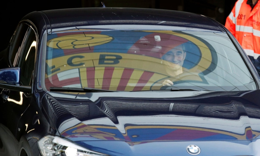 Valverde lái xe rời khỏi trung tâm huấn luyện của Barca