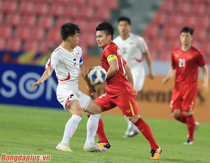 U23 Việt Nam dồn ép Triều Tiên ngay từ những phút đầu tiên - Ảnh: Minh Tuấn 