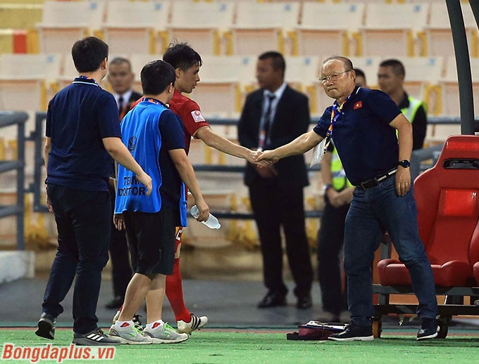 Lần đầu tiên, ông Park phải cùng Việt Nam dừng bước từ vòng bảng - Ảnh: Minh Tuấn 