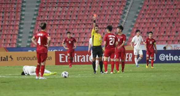 Đình Trọng bị treo giò trận gặp Malaysia tại vòng loại World Cup 2022 - Ảnh 1.