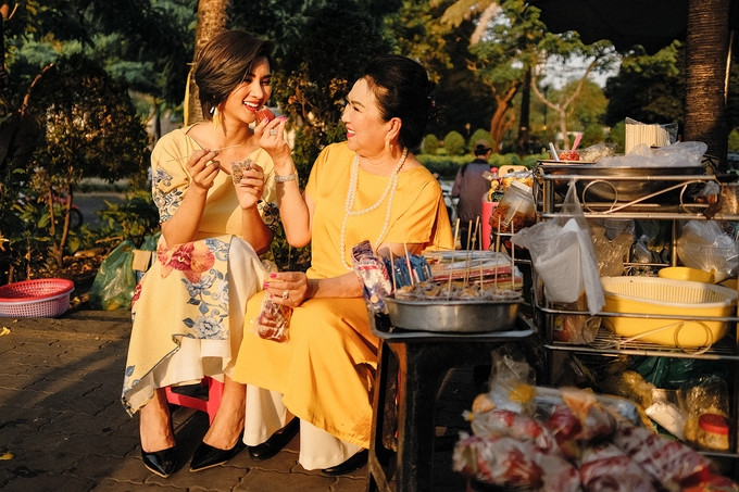 Kim Tuyến cùng mẹ dạo chợ Tết
