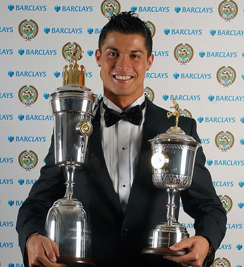 Ronaldo là cầu thủ duy nhất trong lịch sử giành giải thưởng Cầu thủ xuất sắc nhất 2 mùa liên tiếp