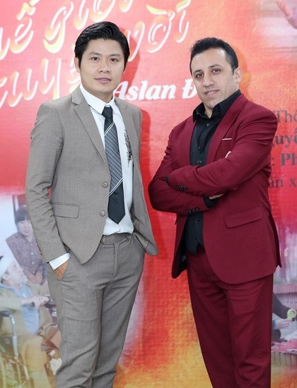 Nhạc sĩ Nguyễn Văn Chung (trái) và ca sĩ Aslan Đức. Ảnh: Hòa Nguyễn.