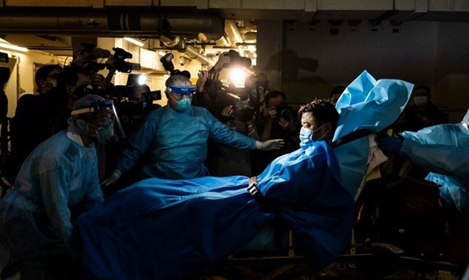 Bệnh nhân viêm phổi được chuyển vào bệnh viện tại Hongkong. Ảnh: New York Times