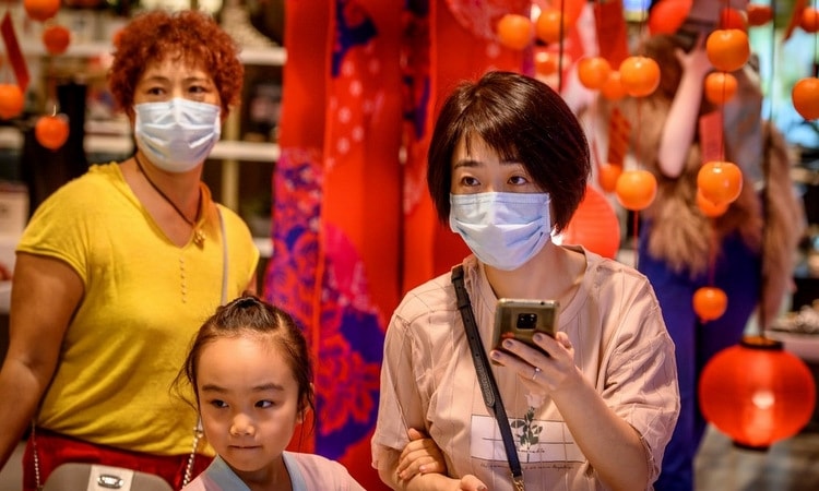 Người dân tại một khu mua sắm ở Bangkok, Thái Lan chiều nay. Ảnh: AFP.