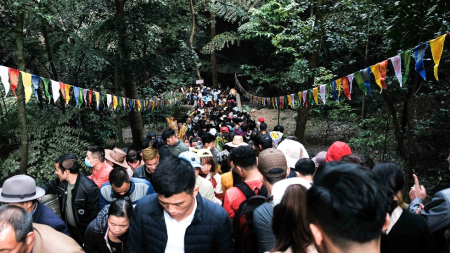 Dân vẫn kéo về khai hội chùa Hương bất chấp virus corona - Ảnh 7.