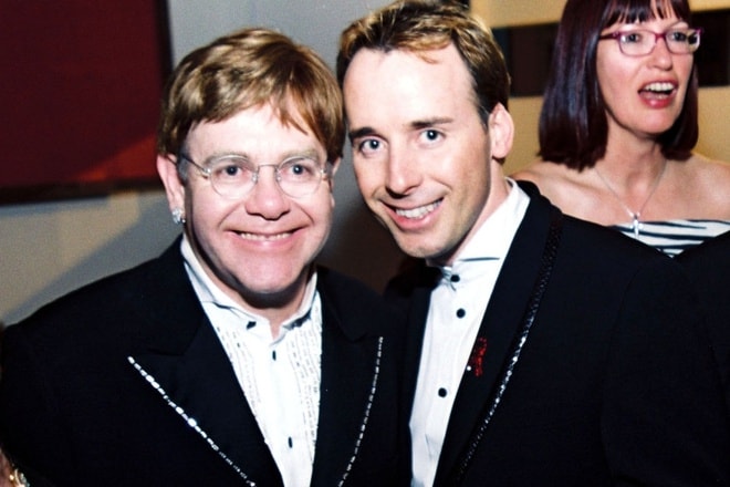 Dan sao thay doi ra sao tai Oscar sau 20 nam? hinh anh 7 sir_elton_john_david_furnish_oscars_2000.jpg