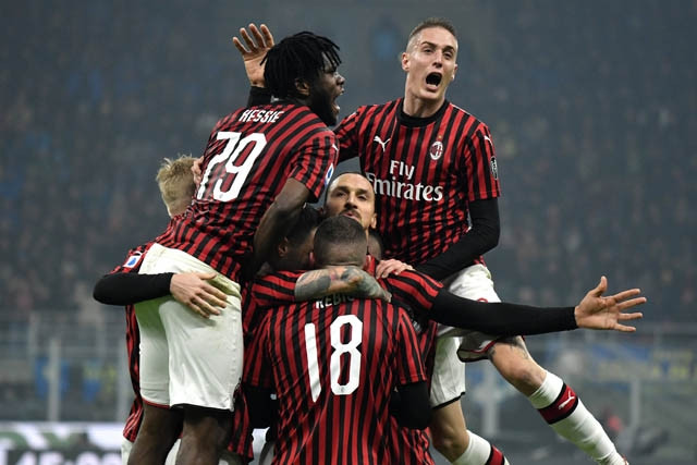 Niềm vui của các cầu thủ Milan sau khi Ibra ghi bàn