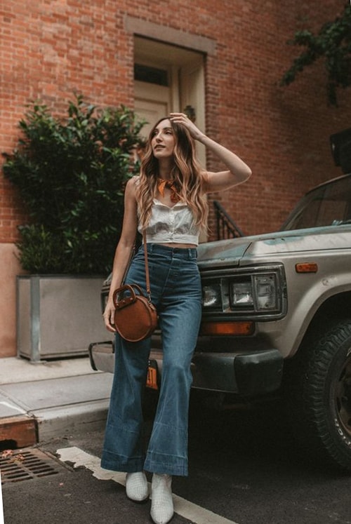 Phối quần jeans cùng các mẫu áo khai thác vẻ đẹp sexy như áo hai dây, áo crop-top cũng được nhiều bạn trẻ ưa chuộng.