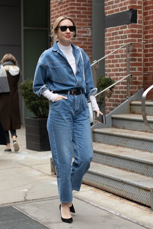 Jumpsuit jeans được sử dụng từ đông sang hè, với tiết trời khác nhau phái đẹp lại có những cách phối trang phục đi kèm để tạo nên set đồ hợp mùa.