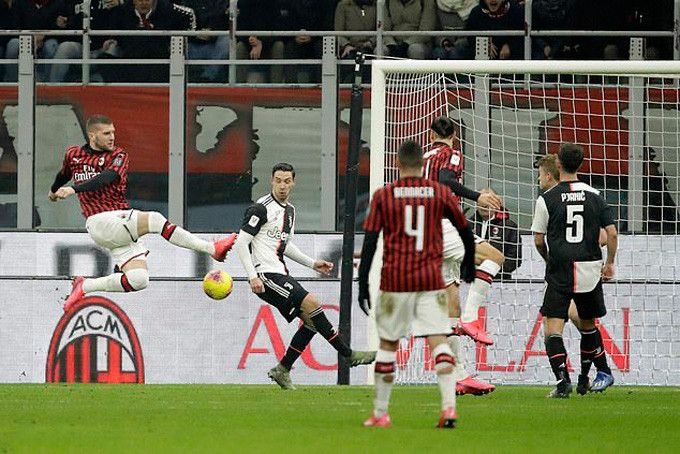 Rebic mở tỷ số cho Milan ở phút 61