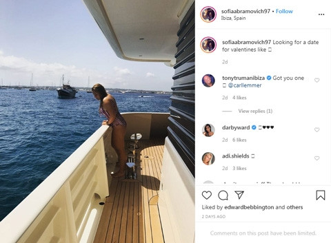 Sofia đăng ảnh bikini trên du thuyền và ngỏ ý có một cuộc hẹn trong ngày Valentine