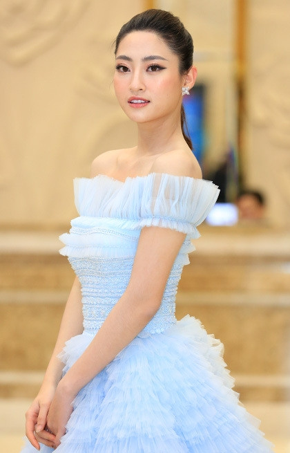 Hoa hậu chọn váy trễ vai của tùng xòe kiểu công chúa. Cô cho biết ngày 14/2 cô dự sự kiện liên tục ở TP HCM và Hà Nội. 