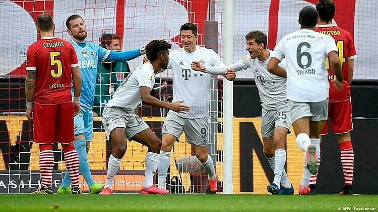 Bayern (trắng) thắng tám trong chín trận gần nhất tại Bundesliga. Ảnh: AFP.