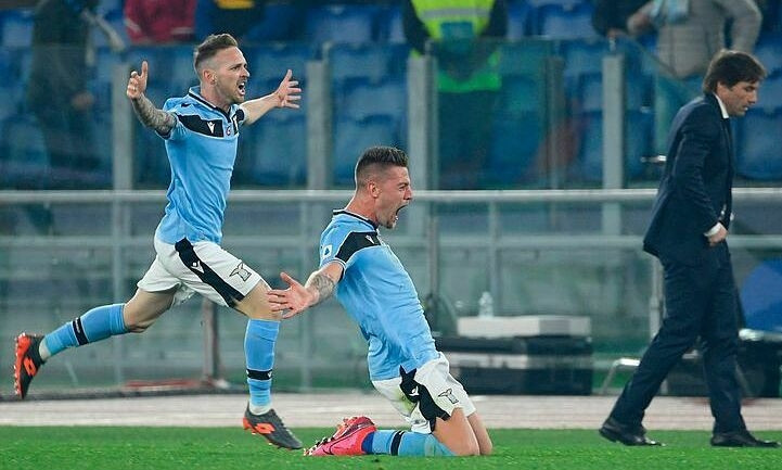 Milinkovic-Savic (giữa) tạo ra màn trình diễn đẳng cấp khiến thầy trò Conte ôm hận. Ảnh: AFP.