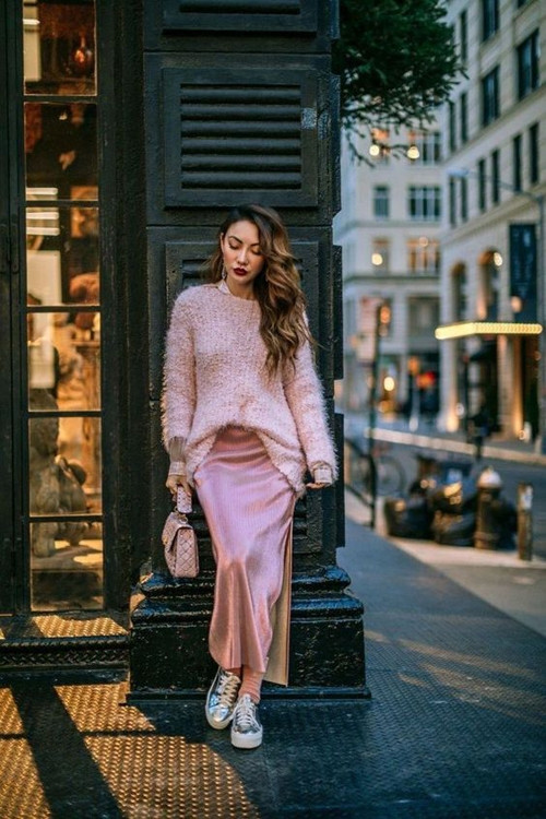 Diện váy màu rose tan nhiều tín đồ thời trang thường có thói quen chọn phụ kiện tông trắng hoặc màu metalic ánh bạc để mix đồ.
