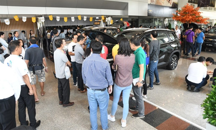 Các đại lý Chevrolet ở thủ đô Bangkok cũng như các tỉnh khác đều tiếp đón lượng khách hàng tăng đột biến sau khi áp dụng mức giảm sâu. Ảnh: Prachachat