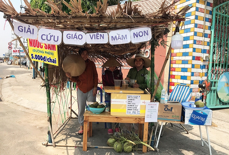Quán bán nước giải khát của hai cô giáo Kim Anh và Bích Phương ở  phường Thạnh Xuân, quận 12, TP HCM. Ảnh: Phan Diệp.