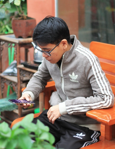 Thắng thường đấu cờ trên mạng với người chơi từ khắp nơi trên thế giới để nâng cao kỹ năng trong những ngày nghỉ dịch. Ảnh: Phan Dương.