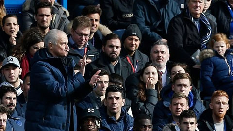Mourinho đang bất lực nhìn các học trò gục ngã ở Stamford Bridge