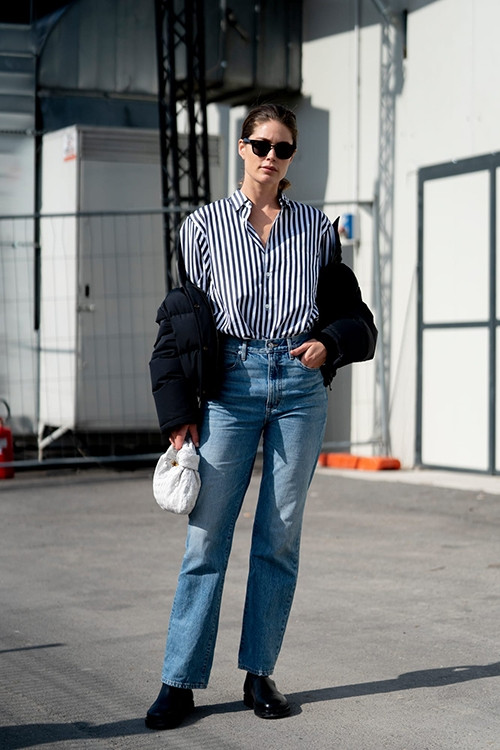 Jeans xanh cổ điển dễ dàng kết hợp với những mẫu sơ mi trắng, sơ mi kẻ sọc để mang lại nét khoẻ khoắn cho phái đẹp.