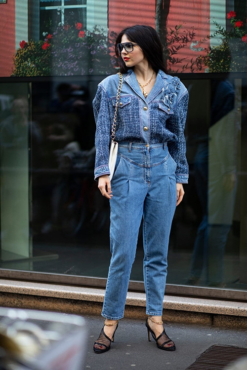 Jeans lưng cao được phối hợp cùng áo denim phối vải tweed hài hoà về màu sắc. Khi diện set đồ này các nàng có thể sử dụng phụ kiện tông đen trăng để tạo sự hoàn hảo cho bố cục.