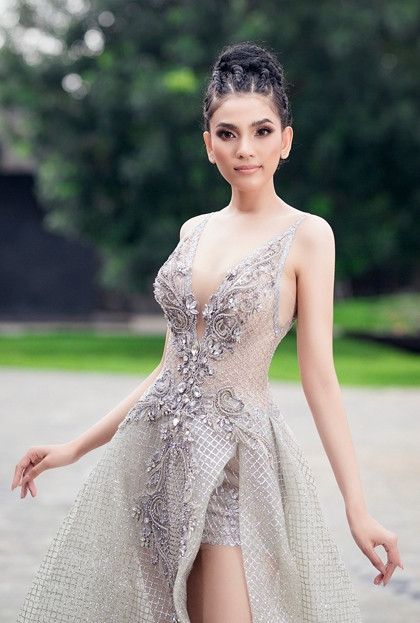 Trương Thị May diện bộ váy xuyên thấu, xẻ ngực ở một sự kiện năm 2019.