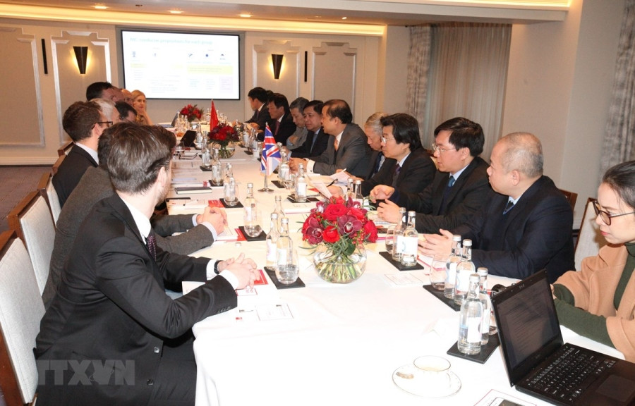 Bộ trưởng Nguyễn Chí Dũng chủ trì buổi Tọa đàm về Đổi mới và Sáng tạo với các doanh nghiệp Anh. (Ảnh: Đình Thư/TTXVN)